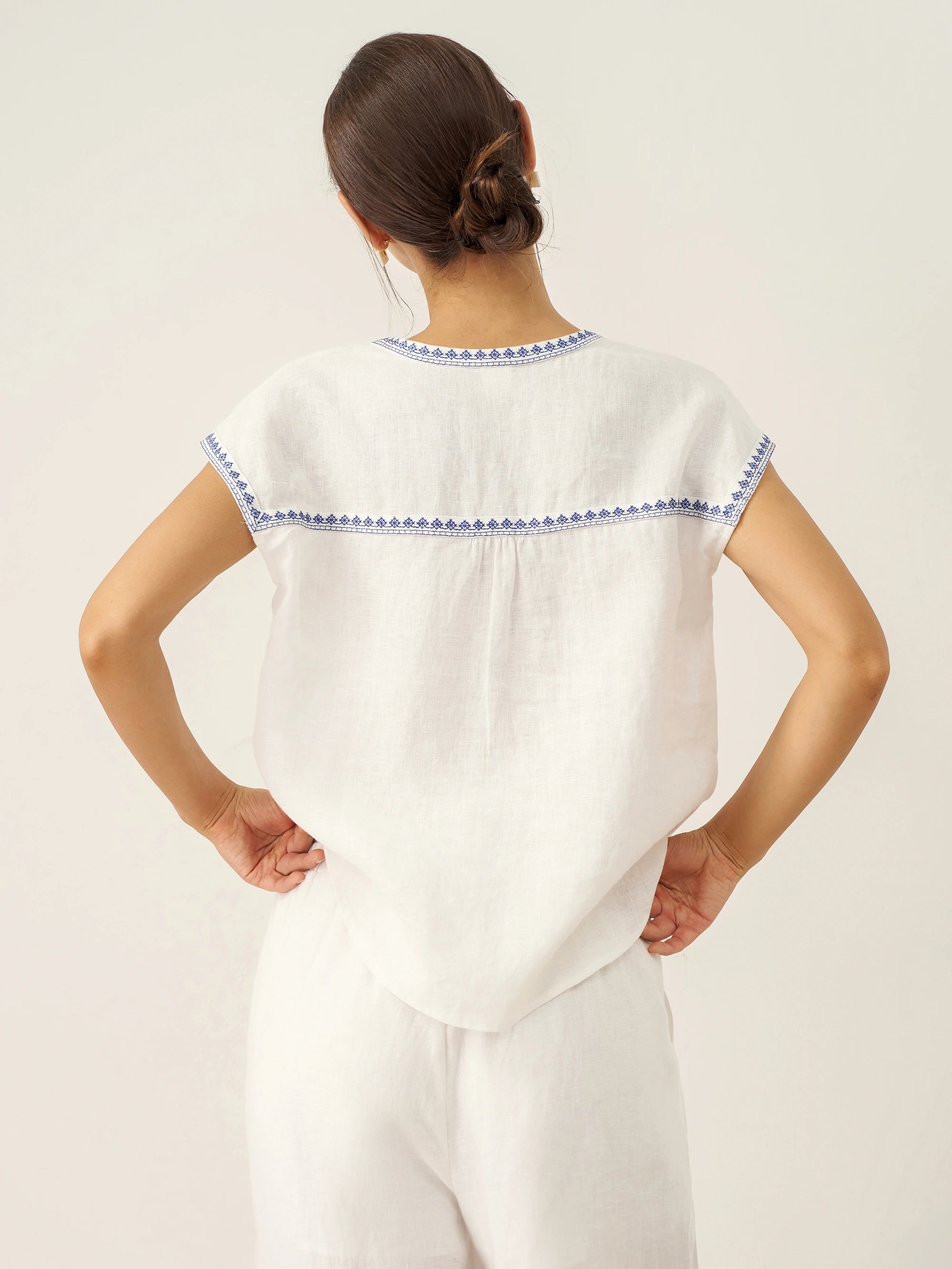 100% Linen V-Neck Embroidered Crop Top FENE